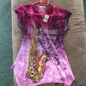 New Orleans shirt and bracelets